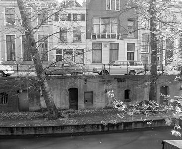 882173 Gezicht op de werfkelders onder de panden Nieuwegracht 14 (rechts)-lager te Utrecht.